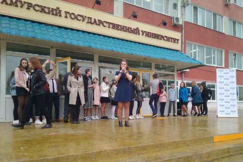 Накануне Дня Победы в АмГУ провели флешмоб «Георгиевская ленточка»